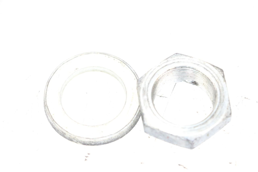 photo de ÉCROU PIGNON SORTIE BOÎTE VITESSES YAMAHA MT-07 MT07 ABS 700 (2018 - 2020) - Gros plan technique