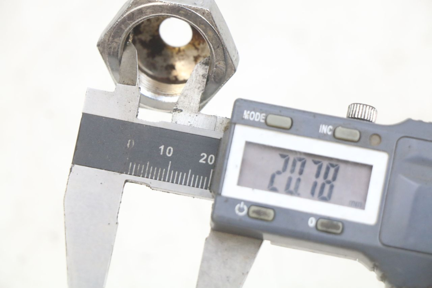 photo de ÉCROU TÉ FOURCHE SUZUKI SV N 650 (1999 - 2002) - Détail de la pièce