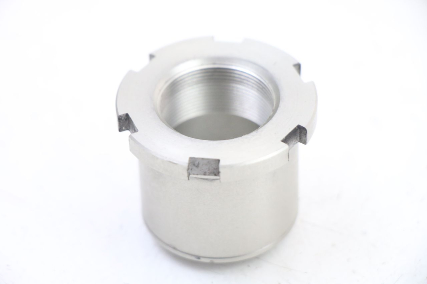 photo de ÉCROU TÉ FOURCHE YAMAHA TRACER 7 700 (2020 - 2024) - Gros plan technique