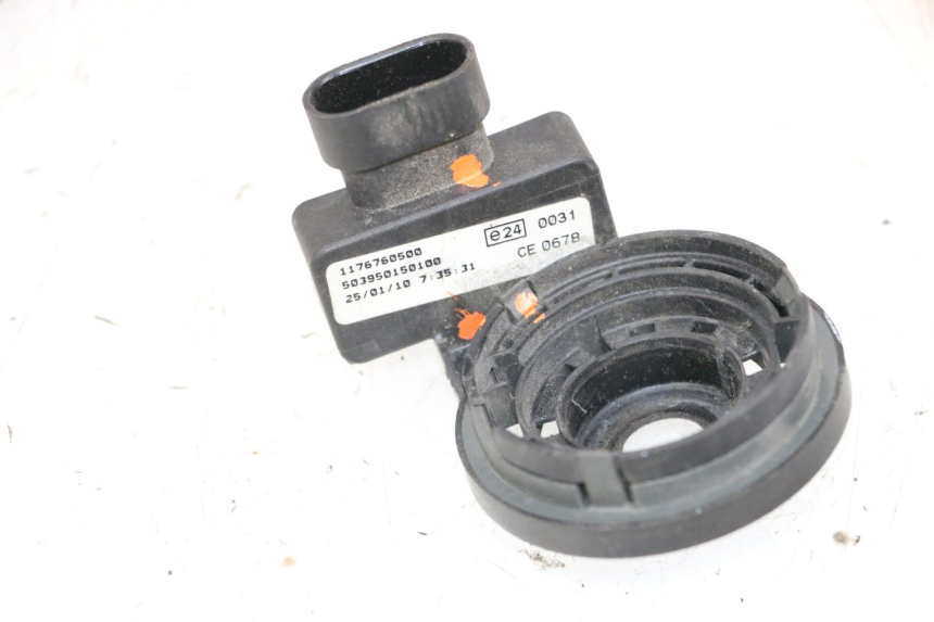 photo de ANTENNE TRANSPONDEUR PEUGEOT GEOPOLIS 400 (2007 - 2013) - Zoom état d’usage