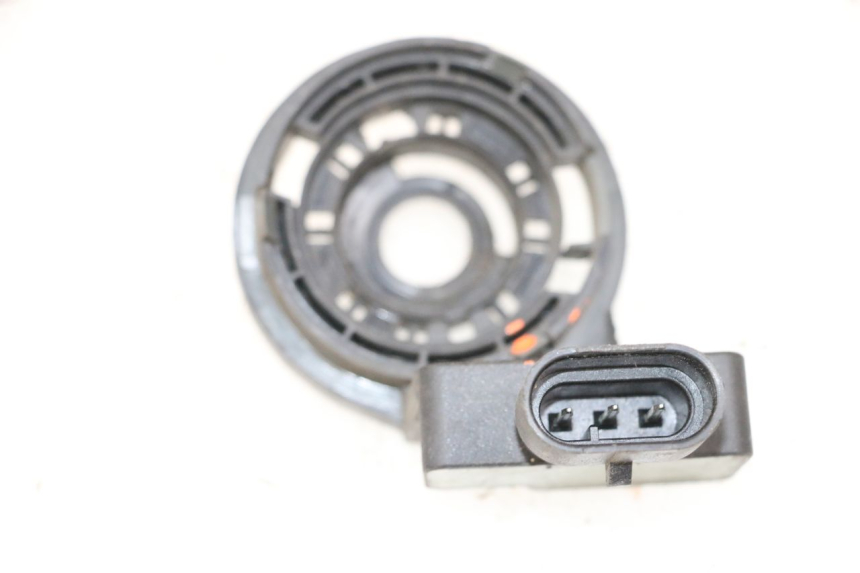 photo de ANTENNE TRANSPONDEUR PEUGEOT GEOPOLIS 400 (2007 - 2013) - Autre angle de vue