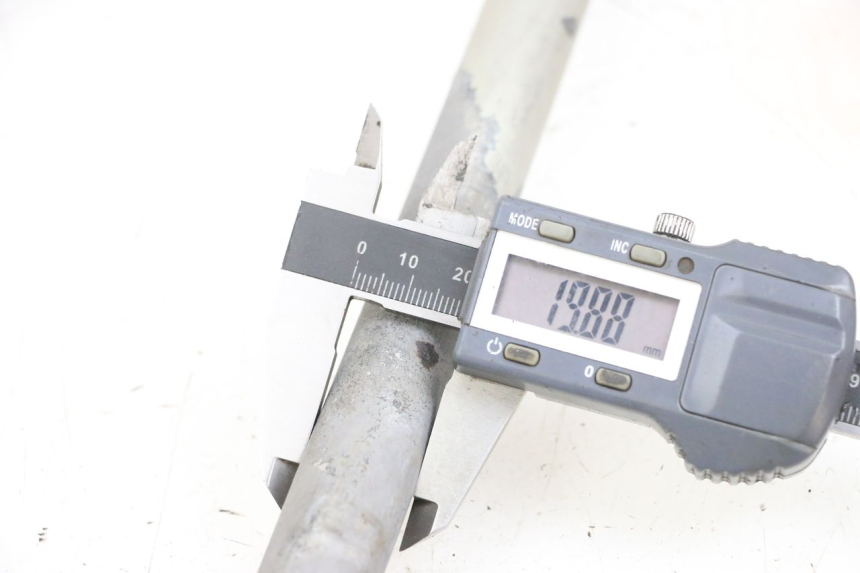 photo de AXE BRAS OSCILLANT SUZUKI DL V STROM 1000 (2002 - 2007) - Détail de la pièce