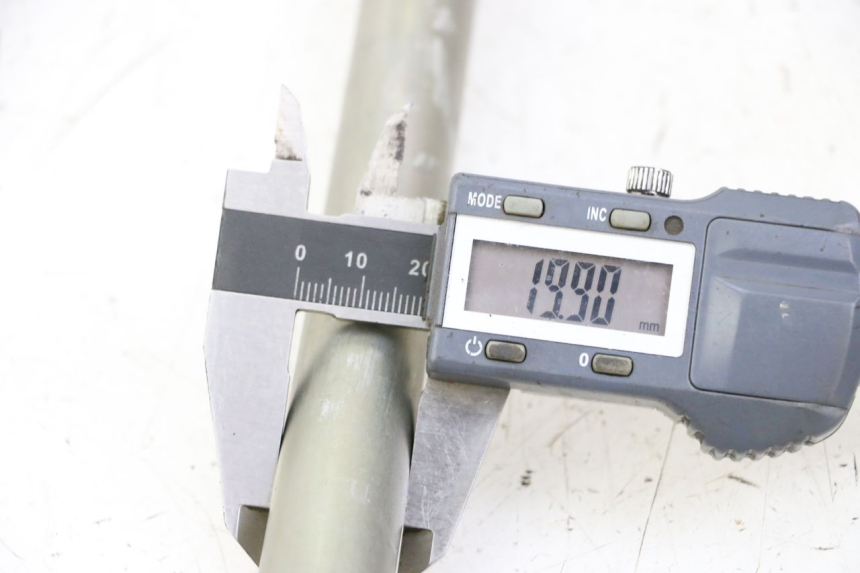 photo de AXE BRAS OSCILLANT SUZUKI GSR 750 (2011 - 2017)