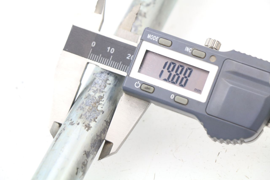 photo de AXE BRAS OSCILLANT KAWASAKI ZZR 600 (1995 - 2004)