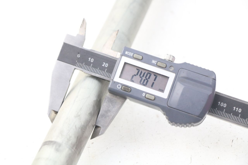 photo de AXE BRAS OSCILLANT SUZUKI GSX-R GSXR 600 (2001 - 2003)
