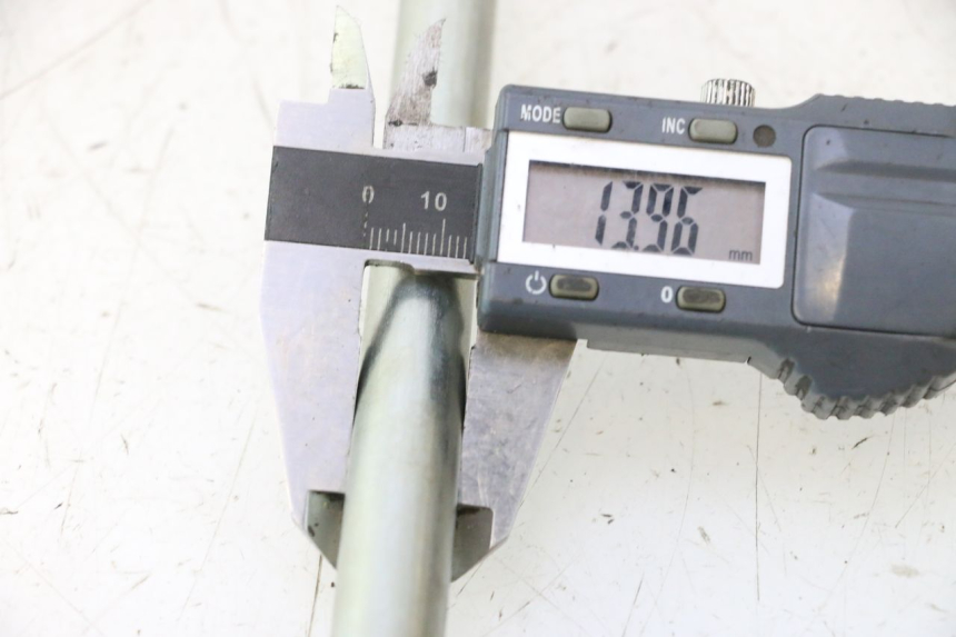photo de AXE BRAS OSCILLANT DAELIM VJ ROADWIN 125 (2004 - 2007) - Gros plan technique