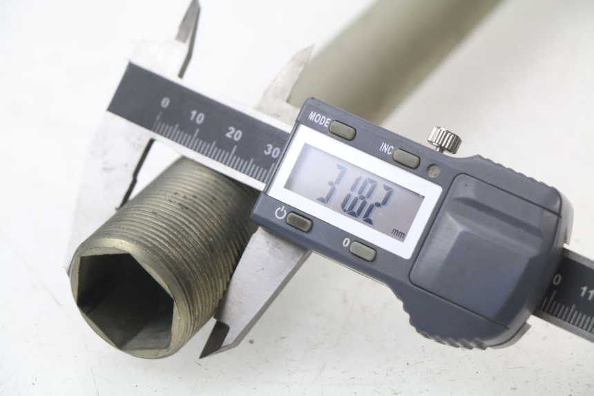 photo de AXE BRAS OSCILLANT YAMAHA YZF R6 600 (2010 - 2016)