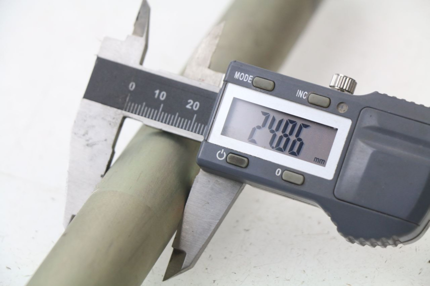 photo de AXE BRAS OSCILLANT YAMAHA YZF R6 600 (2010 - 2016)