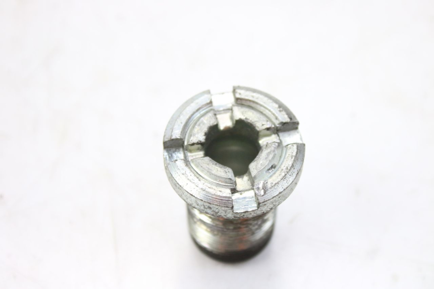 photo de AXE MOTEUR SUZUKI SV S 650 (1999 - 2002) - Gros plan technique