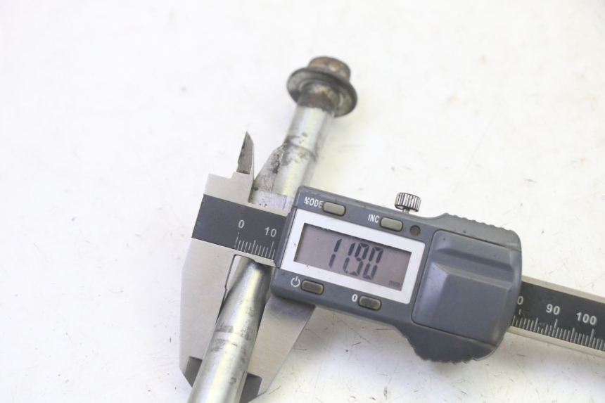 photo de AXE ROUE ARRIERE HONDA CBF 125 (2009 - 2015)