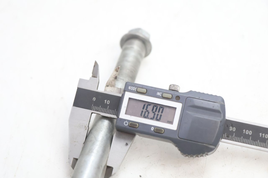 photo de AXE ROUE ARRIERE HM HONDA CRM DERAPAGE RR 50 (2006 - 2017) - Gros plan technique