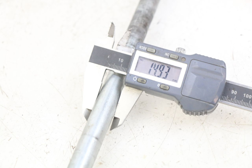 photo de AXE ROUE ARRIERE DAELIM VL DAYSTAR 125 (2000 - 2011)