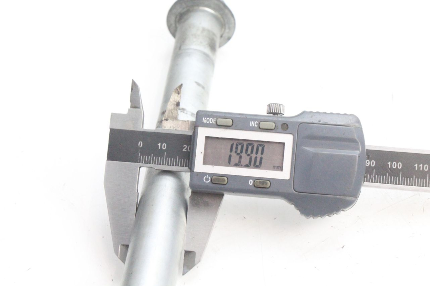 photo de AXE ROUE ARRIERE KAWASAKI ER-6 ER6 F ABS 650 (2012 - 2016) - Gros plan technique