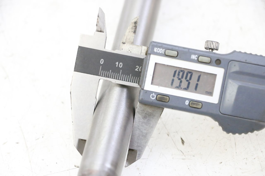 photo de AXE ROUE ARRIERE YAMAHA FJ 36Y 1100 (1984 - 1985)