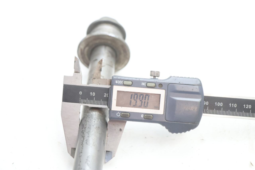 photo de AXE ROUE ARRIERE KAWASAKI GPX F ZX750F 750 (1986 - 1990) - Gros plan technique
