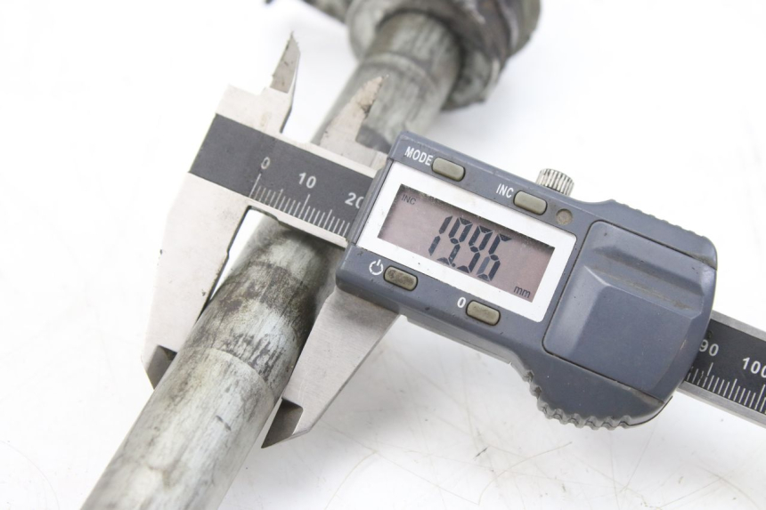 photo de AXE ROUE ARRIERE SUZUKI GSF S BANDIT 600 (2000 - 2004)