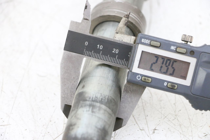 photo de AXE ROUE ARRIERE SUZUKI GSXR GSX-R 1000 (2003 - 2004) - Détail de la pièce