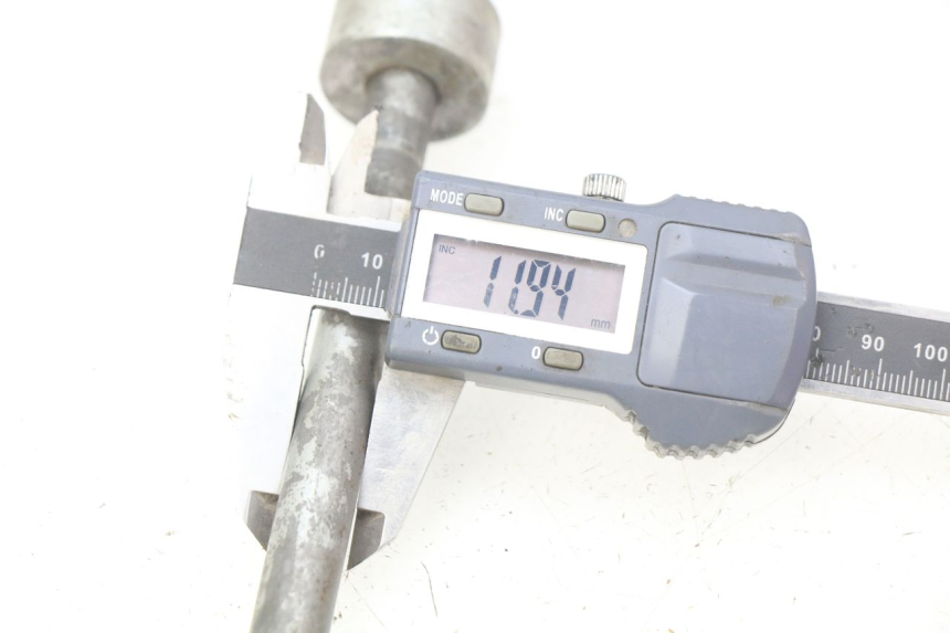 photo de AXE ROUE ARRIERE HONDA XR 70 (1997 - 2003)