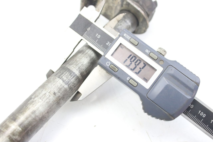 photo de AXE ROUE ARRIERE KAWASAKI ZZR 600 (1995 - 2004)