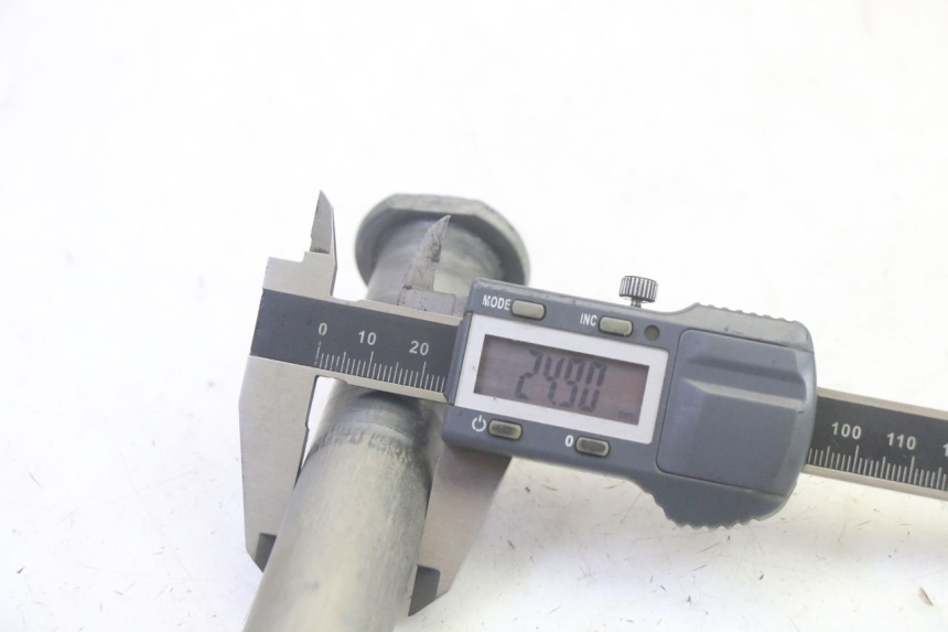 photo de AXE ROUE ARRIERE KAWASAKI KXF KX-F 250 (2017 - 2019) - Gros plan technique