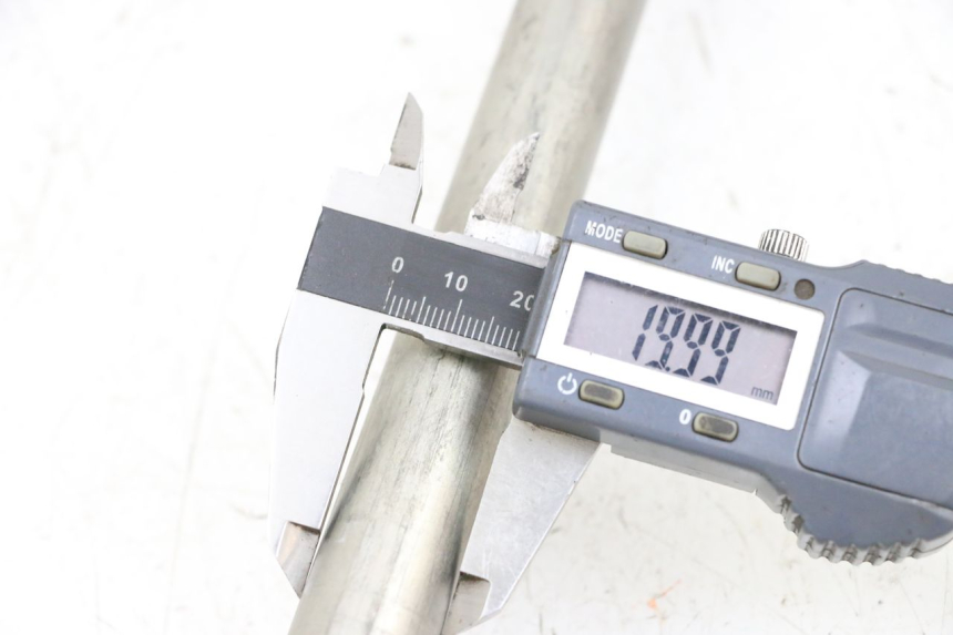 photo de AXE ROUE ARRIERE YAMAHA MT-07 MT07 ABS 700 (2018 - 2020) - Gros plan technique