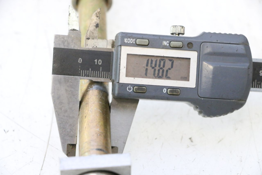 photo de AXE ROUE ARRIERE APOLLO RFZ 150 - Autre angle de vue