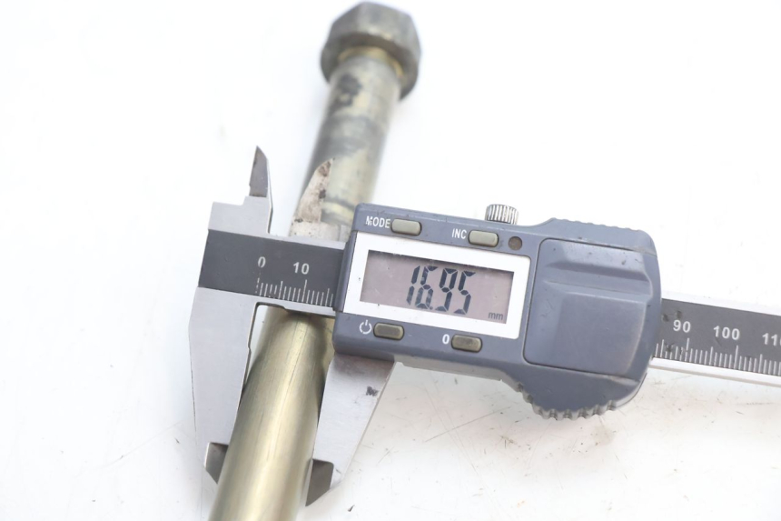 photo de AXE ROUE ARRIERE DUCATI SS IE DS CARENEE 1000 (2002 - 2006) - Gros plan technique