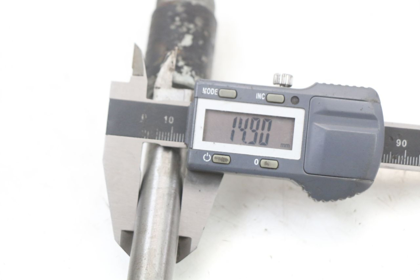 photo de AXE ROUE ARRIERE SUZUKI GSX E 250 (1982 - 1983)