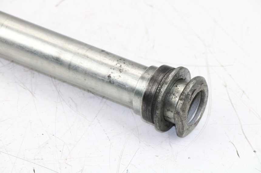 photo de AXE ROUE ARRIERE SUZUKI GSX R 750 (1996 - 2000)