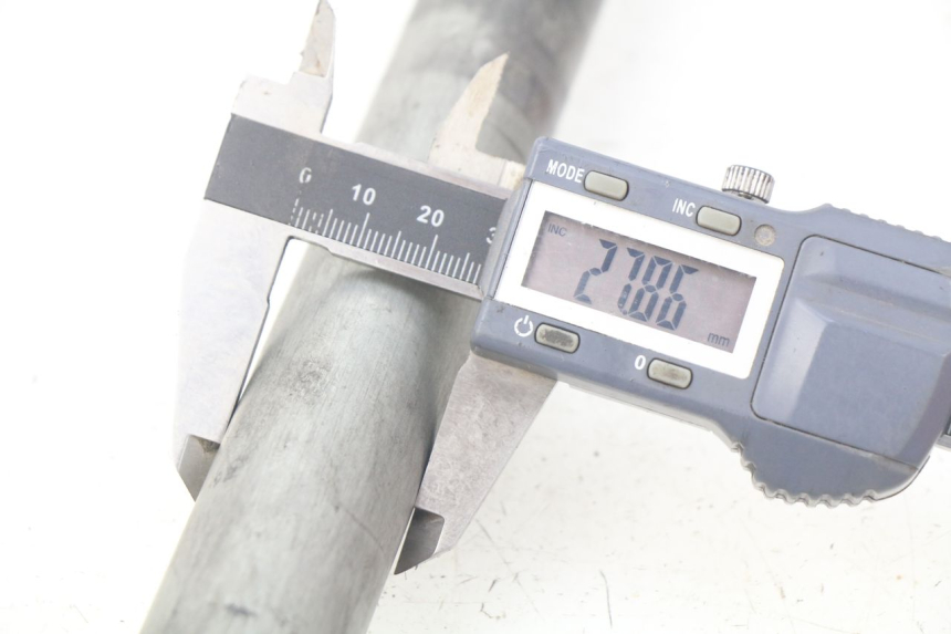 photo de AXE ROUE ARRIERE SUZUKI TLS TL S 1000 (1997 - 2001)