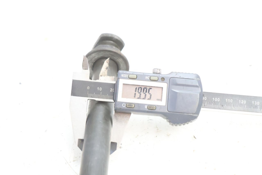 photo de AXE ROUE ARRIERE YAMAHA XJR 1300 (1998 - 2002) - Gros plan technique