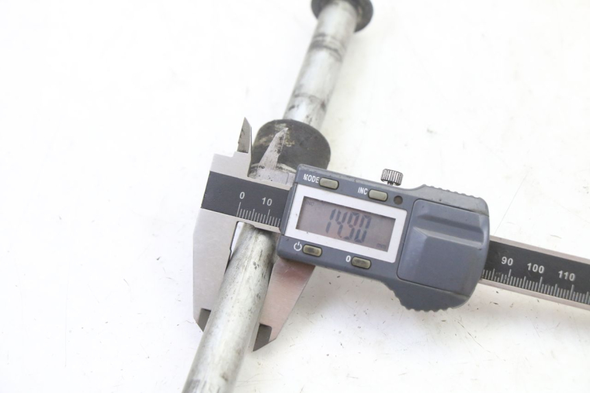 photo de AXE ROUE ARRIERE HONDA XLV VARADERO 125 (2000 - 2006)