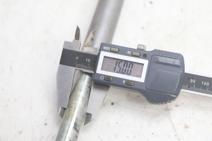 photo de AXE ROUE ARRIERE YAMAHA XV VIRAGO 535 (1988 - 2004) - Gros plan technique