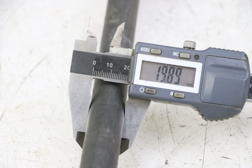 photo de AXE ROUE ARRIERE YAMAHA FZS FAZER 600 (2001 - 2003)