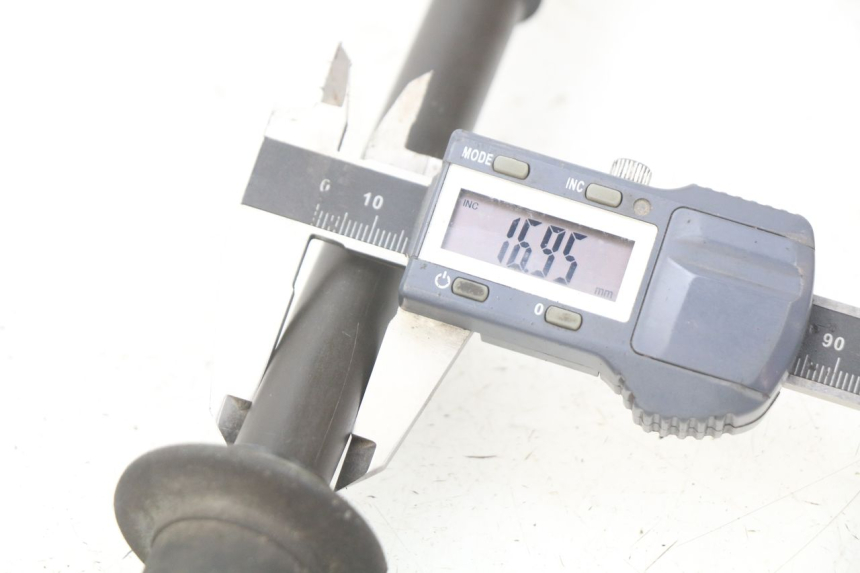 photo de AXE ROUE ARRIERE YAMAHA XP T-MAX TMAX 500 (2004 - 2007)