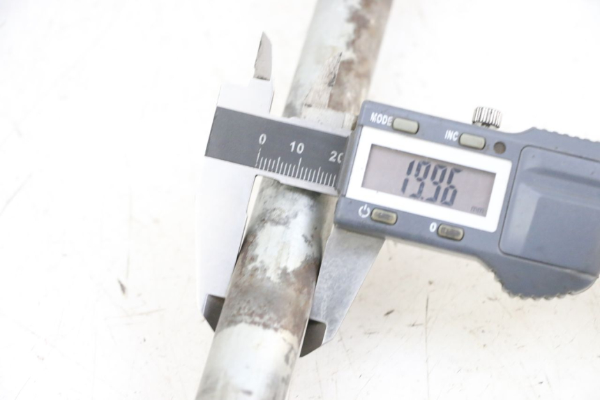 photo de AXE ROUE ARRIERE KAWASAKI ZR 7 750 (1999 - 2001) - Détail de la pièce