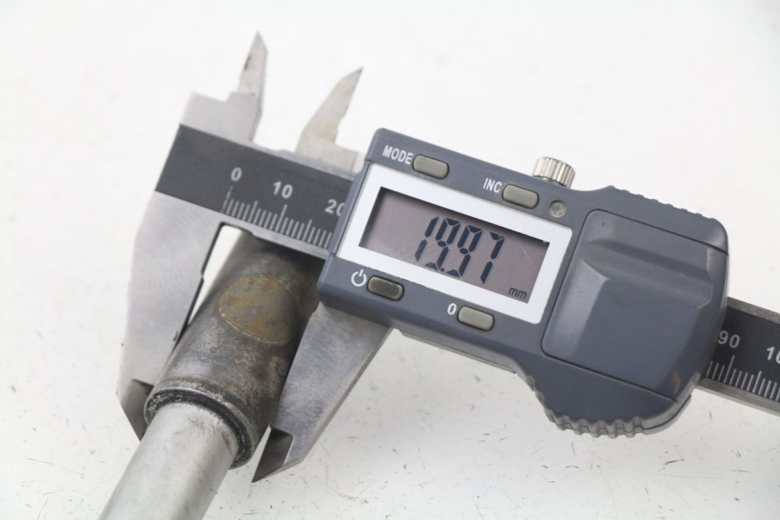 photo de AXE ROUE AVANT APRILIA SR 2T 50 (2012 - 2017)