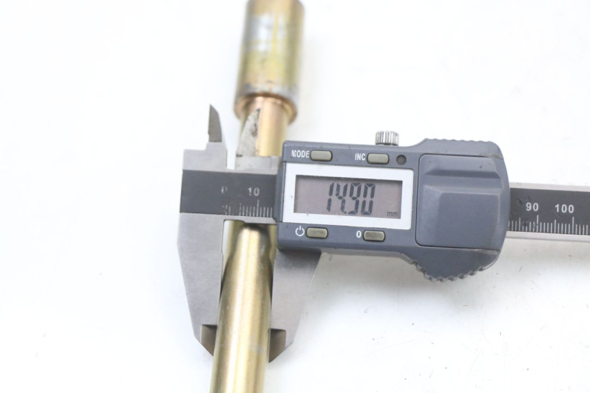 photo de AXE ROUE AVANT HYOSUNG GV AQUILA 125 (2000 - 2004) - Gros plan technique