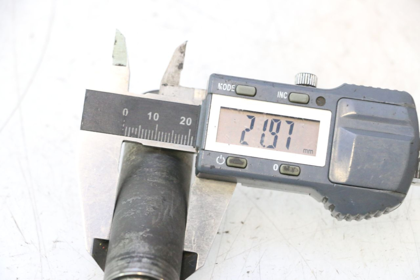 photo de AXE ROUE AVANT SUZUKI BURGMAN EXECUTIVE ABS 650 (2006 - 2012) - Autre angle de vue