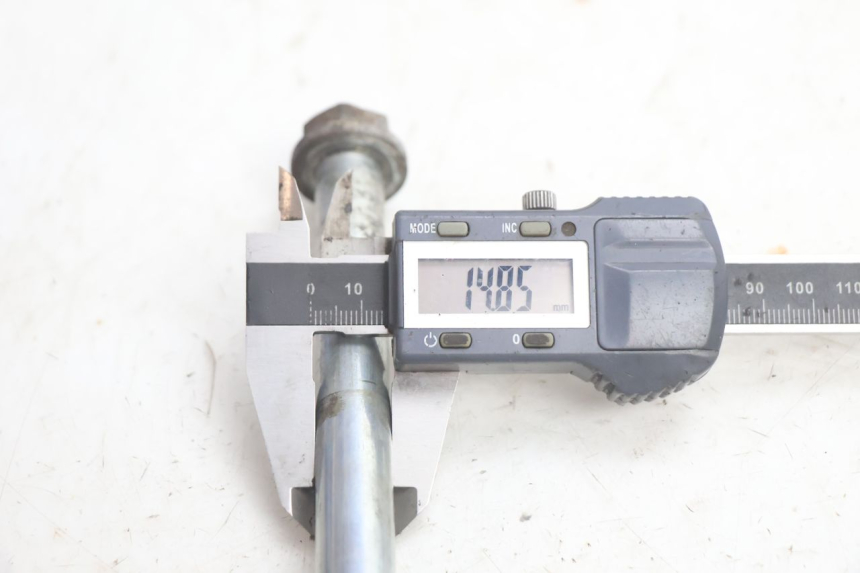 photo de AXE ROUE AVANT PEUGEOT BUXY 50 (1993 - 1998) - Gros plan technique