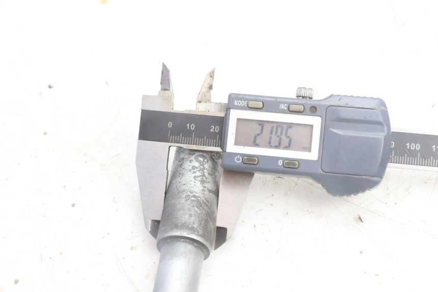 photo de AXE ROUE AVANT BMW C1 125 (2000 - 2003) - Gros plan technique