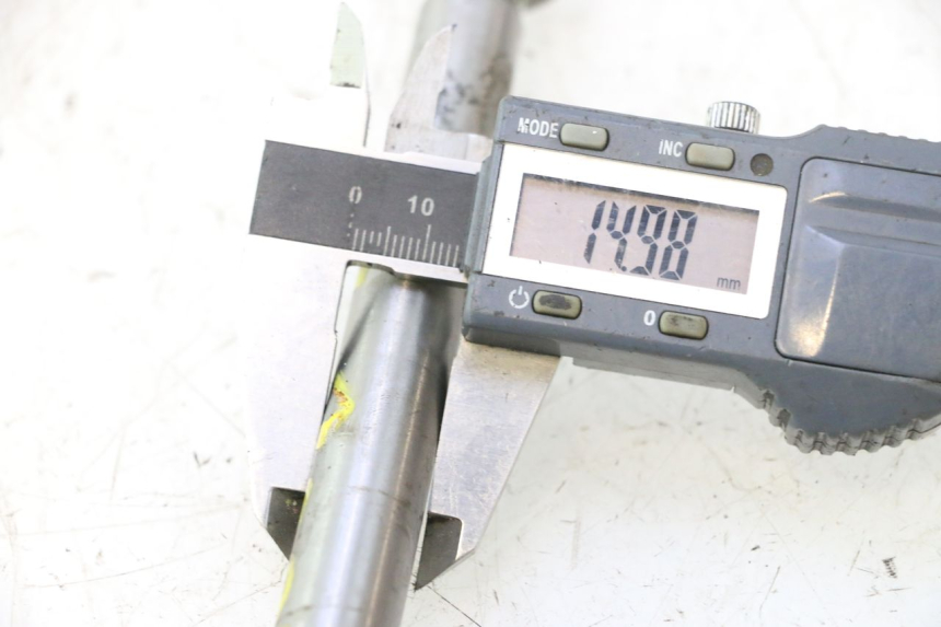 photo de AXE ROUE AVANT HONDA CB TWO FIFTY 250 (1991 - 2002) - Zoom état d’usage