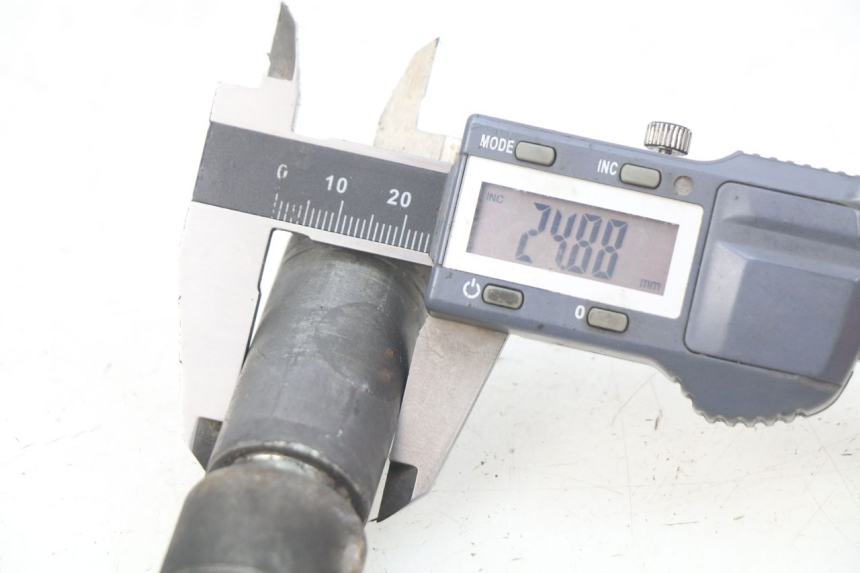 photo de AXE ROUE AVANT HONDA CBR RR FIREBLADE 900 (1992 - 1994)