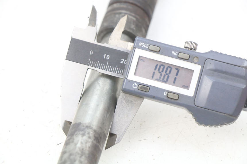 photo de AXE ROUE AVANT HONDA CBR RR FIREBLADE 900 (1992 - 1994)