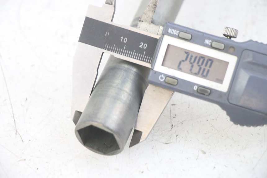 photo de AXE ROUE AVANT HONDA CRF 250 (2010 - 2013) - Autre angle de vue