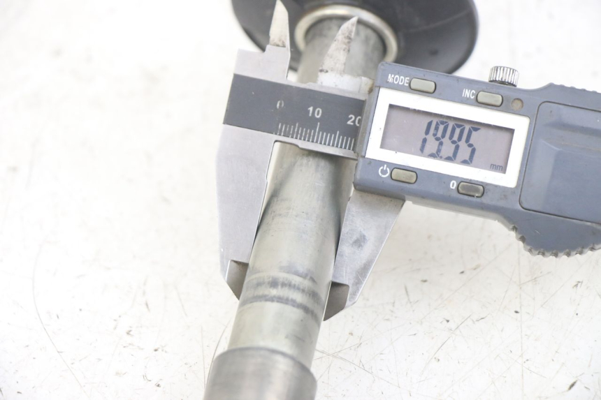 photo de AXE ROUE AVANT HONDA CRF 250 (2010 - 2013) - Vue d’ensemble