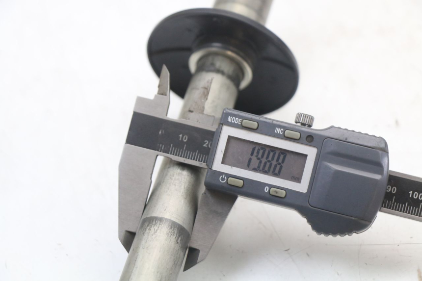 photo de AXE ROUE AVANT HONDA CRF R 250 (2020 - 2021) - Gros plan technique