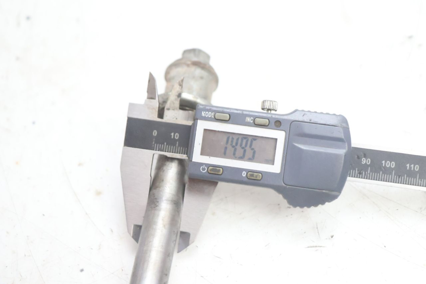 photo de AXE ROUE AVANT SUZUKI DR S 600 (1985 - 1989) - Gros plan technique