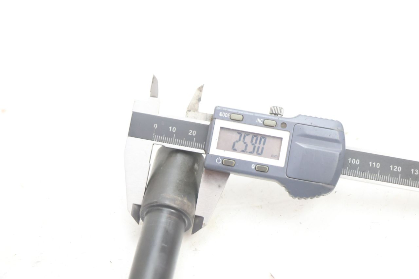 photo de AXE ROUE AVANT YAMAHA FJR 1300 (2001 - 2005) - Gros plan technique
