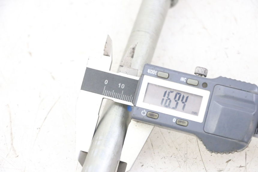 photo de AXE ROUE AVANT HONDA FORZA ABS 300 (2013 - 2019)